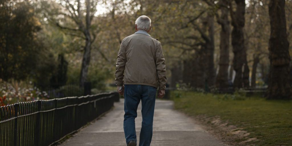 В брянской деревне Петуховка предпенсионер ограбил местную жительницу