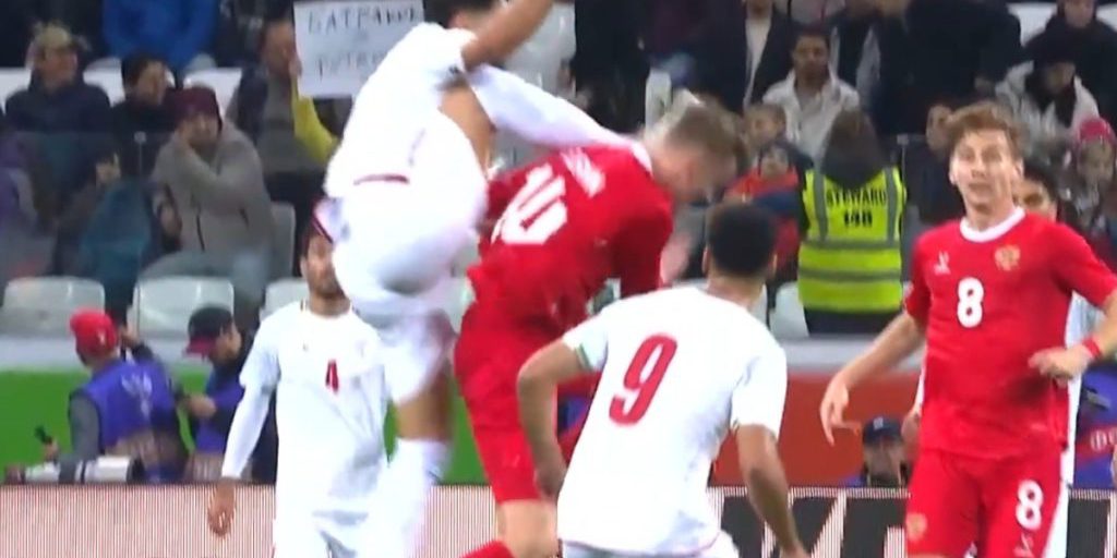 Infortunio al calciatore Viktor Melekhin durante una partita della squadra nazionale russa