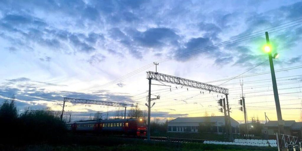 Подростки Петербурга проводят досуг на крышах поездов