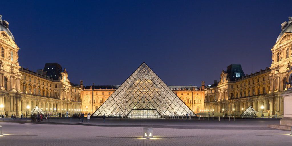 Грабители ворвались в Лувр и вынесли сокровища Наполеона
