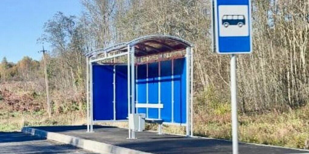 На дороге Новгород — Луга заканчивают установку остановочных павильонов