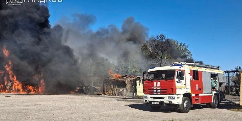 Incendio nel villaggio di Streletskoe: attacco di drone ucraino provoca distruzione di macchine e garage