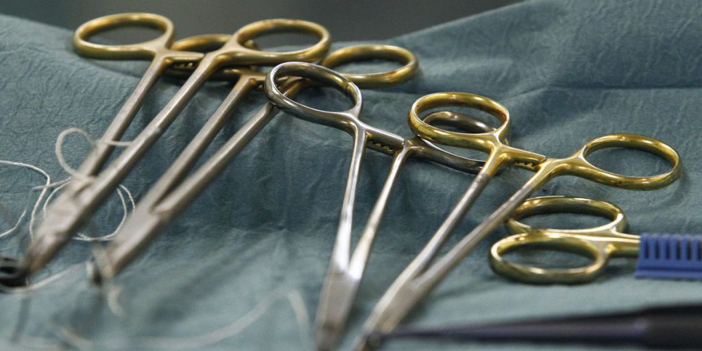 Врачи спасли 23-летнего пациента, нанизавшего себя на арматуру