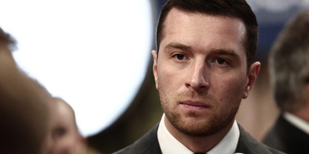 Settantenne che ha lanciato un uovo su Jordan Bardella è già stato coinvolto in un'aggressione contro Éric Zemmour