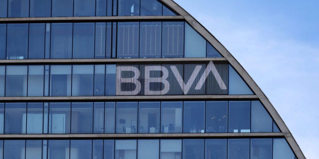 Mercato finanziario di Madrid in turbolenza: vendite su Sabadell dopo il rilancio dell'offerta di BBVA