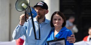 La Bielorussia verso la democrazia: i coniugi Tikhanovski chiedono sostegno all'Unione Europea

La Bielorussia ha voglia di democrazia
Bruxelles – “Gli europei hanno esitato quando avrebbero potuto sostenere il nostro Paese. Così la Russia ha allungato la mano su di noi”. Le dure parole pronunciate nella plenaria del Parlamento di Strasburgo arrivano da Sergei Tikhanovski, dissidente bielorusso, che per quel tentennamento ha dovuto scontare cinque anni di carcere.
Il momento in cui l’Unione Europea avrebbe potuto fare di più risale al 2020, quando il presidente bielorusso Aleksandr Lukašenko arrestò i suoi oppositori politici (tra cui anche il giornalista Premio Sakharov 2025) per impedire regolari elezioni presidenziali. Tikhanovski pagò le conseguenze del suo attivismo politico e fu imprigionato nel mezzo della campagna elettorale. Solo pochi mesi fa ha riottenuto la libertà grazie alla mediazione statunitense.

Di fianco a lui, la moglie Svetlana
Di fianco a lui, la moglie Svetlana Tikhanovskaya, che da insegnante d’inglese si è trovata a portare avanti le istanze del marito fino a diventare la principale oppositrice dello status quo bielorusso. Dopo le elezioni del 2020 è stata costretta a fuggire in Lituania per evitare un arresto politico.

La storia dei coniugi Tikhanovski
La storia dei coniugi Tikhanovski e le loro parole, pronunciate oggi, 22 ottobre a Strasburgo, sono state capaci di far riemergere da quel manto di silenzio la parte democratica della Bielorussia. La stessa che, nell’agosto del 2020, aveva affollato le piazze per contrastare l’ennesima vittoria di Lukašenko. “Siamo una nazione splendida, con forti valori dell’Europa occidentale, pronta a diventare membro dell’UE”, afferma Tikhanovski, anche se riconosce che, dopo cinque anni, “la situazione è peggiorata”.

Appello all’Unione Europea
Non sono venuti qui, però, solo per ricordare quell’orgoglio democratico. I due coniugi si fanno portavoce di un appello deciso verso un’Unione Europea più attiva. “L’Europa non solo deve diventare un attore attivo, continua Tikhanovski, deve diventarlo in Bielorussia. Lukašenko è un sopravvissuto astuto, ma non è immortale. Il trasferimento del potere in Bielorussia è imminente”.

Priorità per il processo democratico
Svetlana Tikhanovskaya risponde con un elenco di priorità per agevolare il processo democratico nella cosiddetta “piccola Russia”: “Vorremmo più contatti e visti per i cittadini bielorussi, un sostegno più forte ai media indipendenti e il rafforzamento dei rapporti con le istituzioni democratiche che stanno nascendo fuori dal Paese (in Lituania, ndr), per rendere possibile un dialogo una volta finita l’era di Lukašenko”.

Proposta di una doppia morsa occidentale
La proposta avanzata dalla leader dell’opposizione è quella di una doppia morsa occidentale: da una parte gli Stati Uniti, che “si concentrano sul binario umanitario, sulla liberazione delle persone e sulla fine della repressione”; dall’altra, continua la leader, “l’Unione Europea, che deve rimanere ferma e coerente nei suoi principi, mantenendo e rafforzando le sanzioni già in atto”.

La difesa dei confini
Sul tema dell’azione europea gli fa eco il marito, concentrandosi però più sull’aspetto della difesa dei confini. “Per decenni, gli Stati Uniti vi hanno fatto risparmiare centinaia di miliardi di dollari offrendo l’ombrello di sicurezza” – dichiara Tikhanovski – “ma oggi l’America non può combattere su tre fronti contemporaneamente. Deve essere l’Europa, non gli Stati Uniti, a prendere il ruolo guida sui propri confini orientali. Deve essere l’Europa il principale partner nell’aiutare la Bielorussia a muoversi verso la democrazia.

La nuova Finlandia
L’idea conclusiva portata avanti dal dissidente e promossa dal movimento democratico bielorusso è quella di rendere il Paese “una nuova Finlandia”, capace di convivere accanto a “un vicino difficile”, ma determinata a “costruire uno Stato indipendente e prospero senza andare in guerra”. La sua fiducia è che l’Unione Europea abbia “le risorse e la forza per renderlo reale”. Resta da capire se ci sia anche la volontà.

Approfondimento
La situazione in Bielorussia è complessa e richiede un’attenzione costante da parte della comunità internazionale. La storia dei coniugi Tikhanovski è solo un esempio della lotta per la democrazia e la libertà in questo paese. È importante che l’Unione Europea e gli Stati Uniti continuino a sostenere il popolo bielorusso nella sua ricerca di una società più giusta e democratica.

Possibili Conseguenze
Le conseguenze di un eventuale fallimento della transizione democratica in Bielorussia potrebbero essere gravi. La Russia potrebbe aumentare la sua influenza nel paese, portando a una perdita di sovranità e indipendenza per la Bielorussia. Inoltre, la mancanza di democrazia e libertà potrebbe portare a una escalation della violenza e della repressione, con conseguenze negative per la stabilità della regione.

Opinione
È fondamentale che la comunità internazionale continui a sostenere il popolo bielorusso nella sua lotta per la democrazia e la libertà. L’Unione Europea e gli Stati Uniti devono lavorare insieme per promuovere la transizione democratica in Bielorussia e garantire che il paese possa diventare un membro a pieno titolo della comunità internazionale.

Analisi Critica dei Fatti
La situazione in Bielorussia è caratterizzata da una forte repressione della libertà di espressione e di associazione. Il governo di Lukašenko ha arrestato e imprigionato molti oppositori politici, tra cui Sergei Tikhanovski. La comunità internazionale deve continuare a condannare queste azioni e a chiedere il rilascio immediato di tutti i prigionieri politici.

Relazioni con altri fatti
La situazione in Bielorussia è legata a quella di altri paesi della regione, come l’Ucraina e la Russia. La comunità internazionale deve continuare a monitorare la situazione in questi paesi e a lavorare per promuovere la stabilità e la democrazia nella regione.

Contesto storico
La Bielorussia ha una storia complessa e ha subito l’influenza di diverse potenze straniere nel corso dei secoli. La caduta dell’Unione Sovietica ha portato a una nuova era di indipendenza per il paese, ma la transizione democratica è stata difficile e ha incontrato molte sfide.

Fonti
La fonte di questo articolo è EU News. L’articolo originale può essere trovato al seguente link: