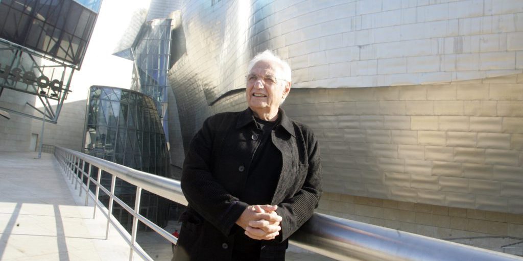 Frank Gehry, celebre architetto, muore a 96 anni