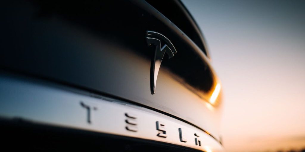 Tesla Registra Consegne Record e Superamento dei 500 Miliardi di Dollari di Capitalizzazione