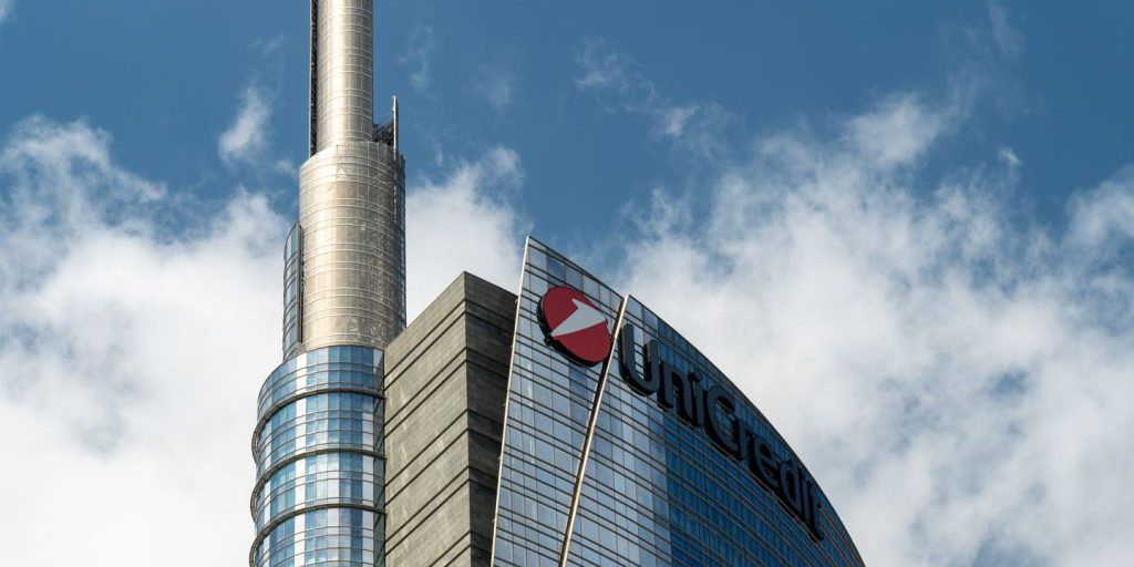 UniCredit registra un nuovo record di utile netto nel terzo trimestre con 2,6 miliardi di euro, superando le aspettative e raggiungendo un totale di 8,7 miliardi di euro nei nove mesi, secondo quanto riportato da Il Sole 24 Ore https://www.ilsole24ore.com/