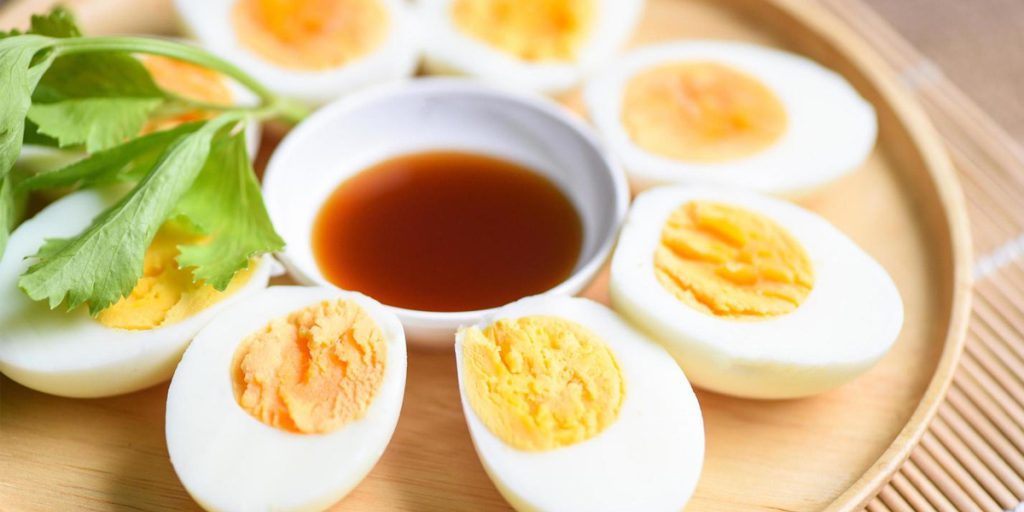 Bolo di Carote Salutare e Veloce: Una Ricetta Innovativa Senza Zucchero e Farina 

Approfondimento
Questa ricetta è perfetta per accompagnare la colazione, servire come spuntino del pomeriggio o soddisfare la voglia di dolce senza sensi di colpa. Il bolo di carote salutare è una scelta ideale per chi cerca di seguire una dieta equilibrata e salutare.

Possibili Conseguenze
La sostituzione degli ingredienti tradizionali con opzioni più salutare può avere conseguenze positive sulla salute, come la riduzione del consumo di zucchero e farina raffinata. Inoltre, l'uso di ingredienti naturali e nutrienti può aiutare a mantenere un peso salutare e a prevenire malattie croniche.

Opinione
Questa ricetta è un'ottima opzione per chi cerca di seguire una dieta salutare e gustosa. La combinazione delle carote con l'avena e la frutta crea un sapore unico e delizioso, senza la necessità di aggiungere zucchero o farina raffinata.

Analisi Critica dei Fatti
La ricetta presentata è basata su ingredienti naturali e nutrienti, che possono aiutare a mantenere una dieta equilibrata e salutare. Tuttavia, è importante notare che la quantità di zucchero naturale presente nelle carote e nella frutta può variare a seconda della varietà e della maturazione.

Relazioni con altri fatti
Questa ricetta può essere collegata ad altre ricette salutari e gustose, come ad esempio il caldo di mandioca o la sobremesa di cocco classica. Inoltre, l'uso di ingredienti naturali e nutrienti può essere associato a benefici per la salute, come la riduzione del rischio di malattie croniche.

Contesto storico
La ricetta del bolo di carote ha una lunga storia e può essere trovata in diverse culture e tradizioni. Tuttavia, la versione salutare presentata in questo articolo è una innovazione più recente, che si adatta alle esigenze delle diete moderne e salutari.

Fonti
La fonte di questa ricetta è il sito Tudo Gostoso, https://www.tudogostoso.com.br. Per ulteriori informazioni e ricette salutari, si consiglia di visitare il sito e di esplorare le diverse opzioni disponibili.