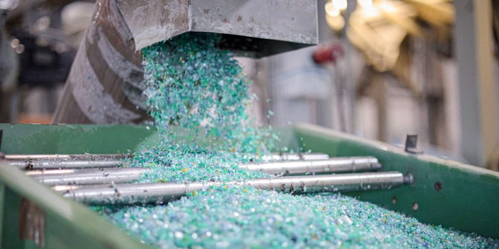 Ferma la plastica, a rischio la raccolta differenziata: cosa sta succedendo e cosa possiamo fare