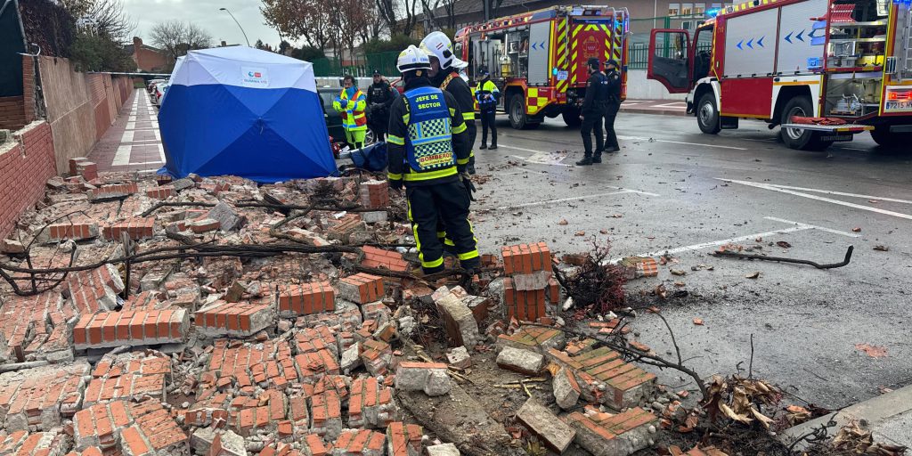 Due pedoni feriti dopo il crollo di un muro di 20 metri quadrati di un chalet a Getafe