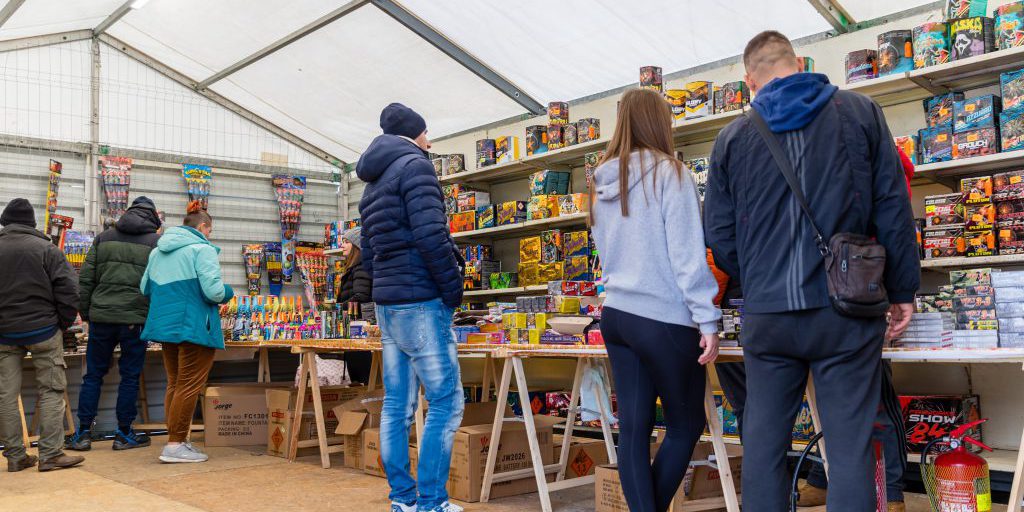 Petardi illegali e autobus verso mercato polacco: la voglia tedesca di fuochi d'artificio a Capodanno