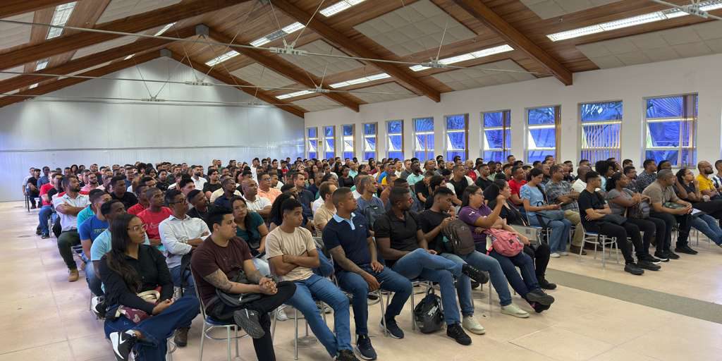 BYD Avvia La Produzione Di Veicoli Assemblati A Camaçari Con Il Primo Carico Di Auto Elettriche Destinate Al Mercato Brasiliano 

Approfondimento
Il Dolphin Mini, l'auto elettrica più venduta in Brasile, con 1.913 auto immatricolate nel mese di giugno, è il modello scelto per il primo carico di veicoli assemblati a Camaçari. Un insieme di sette carrette, ognuna trasportante circa dieci auto, è partito da Camaçari nel corso della mattinata per compiere un viaggio di circa 1.400 chilometri fino alla capitale federale, previsto per durare da tre a quattro giorni.
Possibili Conseguenze
La BYD, leader nel mercato brasiliano di auto elettriche con una partecipazione di mercato dell'80%, potrebbe avere un impatto significativo sul mercato automobilistico locale grazie al successo del Dolphin Mini e alla capacità di assemblare veicoli in Brasile.
Opinione
Secondo Tyler Li, presidente della BYD Auto do Brasile, "siamo molto contenti di offrire al mercato brasiliano questo primo insieme di veicoli assemblati a Camaçari. Abbiamo fatto molto in poco tempo per promuovere la mobilità elettrica in Brasile e questo è un motivo di enorme soddisfazione per noi della BYD".
Analisi Critica dei Fatti
La capacità della BYD di assemblare veicoli in Brasile rappresenta un passo importante per la crescita del mercato automobilistico locale. La scelta di Camaçari come sede per il complesso industriale potrebbe avere un impatto positivo sull'economia locale.
Relazioni con altri fatti
La BYD ha recentemente annunciato l'arrivo in Brasile di una nuova picape elettrica e ha contrattato oltre 200 professionisti per lavorare nel complesso industriale di Camaçari.
Contesto storico
La BYD è una delle principali aziende produttrici di auto elettriche a livello mondiale. La scelta di investire in Brasile rappresenta un passo importante per la crescita del mercato automobilistico locale e per la promozione della mobilità elettrica.
Fonti
La fonte di questo articolo è Sito Origine. Per maggiori informazioni, si prega di visitare il sito web ufficiale della BYD.