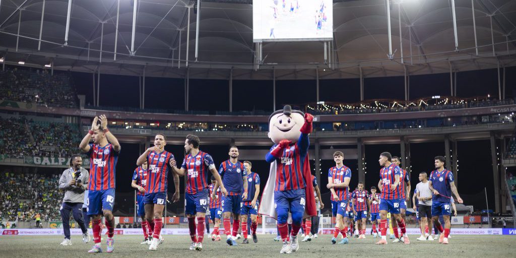 La possibile sconfitta del Palmeiras nella Copa Libertadores e il suo impatto sul Bahia e sulla classifica del Campionato Brasileiro 

Approfondimento
Il Palmeiras, considerato uno dei favoriti per il titolo, ha subito un duro colpo nella partita di andata delle semifinali della Copa Libertadores, perdendo 3-0 contro la LDU allo Stadio Rodrigo Paz Delgado, a Quito, capitale dell'Ecuador. Con la classificazione compromessa a causa della grande svantaggio, il Palmeiras potrebbe avere un impatto sul Campionato Brasileiro, in particolare sulla lotta per il titolo e la qualificazione per le competizioni internazionali.
Leader della Série A e dentro il G-4, il team paulista aveva la possibilità di generare una vaga extra per la Libertadores dell'anno prossimo se fosse stato campione nel 2025. Inoltre, il Verdão cederebbe la sua vaga nella fase a gironi al quinto classificato, che attualmente è il Bahia, facendo diventare il G-6 il G-7.

Possibili Conseguenze
La possibile sconfitta del Palmeiras potrebbe avere conseguenze importanti per il Bahia, che potrebbe ottenere una vaga nella fase a gironi della Libertadores. Inoltre, la classificazione del Palmeiras potrebbe anche influenzare la lotta per il titolo della Série A e la qualificazione per le competizioni internazionali.

Opinione
La sconfitta del Palmeiras è un duro colpo per la squadra e per i suoi tifosi, ma potrebbe anche essere un'opportunità per il Bahia di ottenere una vaga nella fase a gironi della Libertadores. La lotta per il titolo della Série A e la qualificazione per le competizioni internazionali sarà ancora più accesa e interessante.

Analisi Critica dei Fatti
La sconfitta del Palmeiras è il risultato di una partita difficile contro la LDU, ma potrebbe anche essere il risultato di una serie di errori e di una mancanza di concentrazione da parte della squadra. La classificazione del Palmeiras potrebbe anche essere influenzata da fattori esterni, come la forma fisica e la motivazione dei giocatori.

Relazioni con altri fatti
La sconfitta del Palmeiras è collegata ad altri fatti importanti nel mondo del calcio, come la lotta per il titolo della Série A e la qualificazione per le competizioni internazionali. La classificazione del Palmeiras potrebbe anche influenzare la forma e la motivazione delle altre squadre che lottano per il titolo.

Contesto storico
La sconfitta del Palmeiras è parte di un contesto storico più ampio, che include la storia del calcio brasiliano e la lotta per il titolo della Série A. La classificazione del Palmeiras potrebbe anche essere influenzata da fattori storici, come la tradizione e la cultura della squadra.

Fonti
La fonte di questo articolo è UOL. L'articolo originale può essere trovato al link https://www.uol.com.br/esporte/futebol/campeonato-brasileiro/2023/08/24/saiba-como-possivel-queda-do-palmeiras-pode-impactar-o-bahia.htm