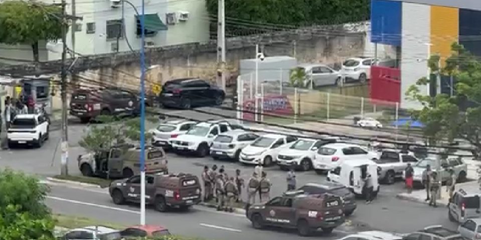 Miglioramento del tempo a Salvador dopo forti piogge: il fine settimana si preannuncia soleggiato

Approfondimento
Dopo tre giorni di pioggia intensa, Salvador e la Regione Metropolitana possono finalmente avere un po' di sollievo dal tempo. Le previsioni del Climatempo indicano un miglioramento del tempo per il fine settimana, con sole e nuvole sparse.

Possibili Conseguenze
Le forti piogge hanno avuto un impatto significativo sulla città, con molti quartieri che hanno subito danni e disagi. La popolazione è stata costretta a rimanere in casa e molti hanno perso la connessione elettrica e idrica.

Opinione
È fondamentale che la popolazione sia informata e preparata per eventi del genere, in modo da poter prendere le necessarie precauzioni e ridurre i danni.

Analisi Critica dei Fatti
Le previsioni del tempo sono state accurate, ma è importante che la popolazione sia sempre informata e preparata per eventi del genere. La città dovrebbe anche prendere misure per prevenire i danni causati dalle piogge, come la costruzione di sistemi di drenaggio e la manutenzione delle strade.

Relazioni con altri fatti
Le forti piogge che hanno colpito Salvador sono parte di un fenomeno più ampio di cambiamenti climatici che stanno avvenendo in tutto il mondo. È importante che le città e le comunità siano preparate e prendano misure per adattarsi a questi cambiamenti.

Contesto storico
Salvador ha una storia di eventi meteorologici estremi, come uragani e piogge torrenziali. La città dovrebbe essere sempre preparata e avere piani di emergenza in caso di eventi del genere.

Fonti
Le informazioni sono state prese dal sito Climatempo e dalla Defesa Civil di Salvador (Codesal). La fonte originale dell'articolo è Climatempo.