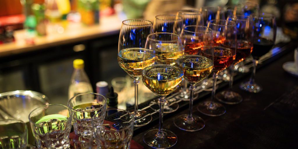 OMS avverte: tasse basse su alcol e bevande zuccherate aumentano i rischi per la salute