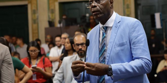 Idoso é preso por racismo após briga em fila de mercado em Salvador