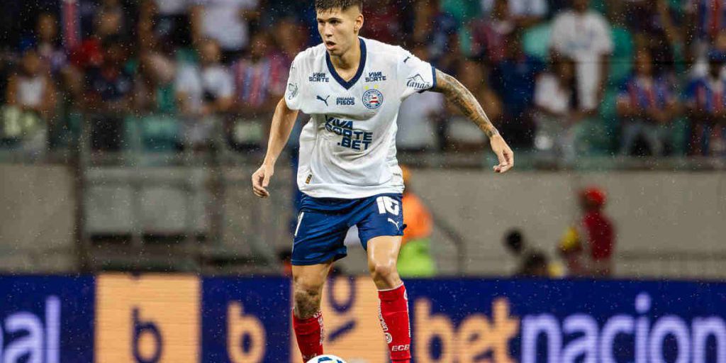 Rogério Ceni loda il portiere Ronaldo dopo la vittoria del Bahia contro l'Internacional

Approfondimento
Dopo la vittoria contro l'Internacional, l'allenatore del Bahia, Rogério Ceni, ha elogiato il portiere Ronaldo per la sua prestazione. Secondo Ceni, Ronaldo ha mostrato una grande fiducia e abilità sotto la porta, oltre a un miglioramento significativo nel gioco con i piedi.
Ceni ha affermato che Ronaldo sta vivendo il suo "miglior momento" con il Bahia e che la sua buona fase ha fatto riconoscere alla tifoseria la sua importanza per la squadra. Il portiere ha fatto due difese difficili dentro l'area e ha ricevuto gli elogi dell'allenatore per la sua postura, statura e ampiezza.

Possibili Conseguenze
La buona fase del portiere Ronaldo potrebbe aiutare il Bahia a mantenere il buon momento e a vincere la prossima partita contro il São Paulo. La vittoria contro l'Internacional è stata la quarta vittoria consecutiva in casa per il Bahia, e la buona fase di Ronaldo potrebbe essere un fattore chiave per le prossime partite.

Opinione
La prestazione di Ronaldo è stata fondamentale per la vittoria del Bahia contro l'Internacional. La sua abilità e fiducia sotto la porta hanno fatto la differenza nella partita e potrebbero essere un fattore chiave per le prossime partite.

Analisi Critica dei Fatti
La partita contro l'Internacional ha mostrato che il Bahia ha ancora molto da lavorare per migliorare la sua prestazione, ma la buona fase del portiere Ronaldo è un fattore positivo che potrebbe aiutare la squadra a vincere le prossime partite. La vittoria contro l'Internacional è stata una partita solida a livello collettivo, e la buona fase di Ronaldo è stata un fattore chiave per la vittoria.

Relazioni con altri fatti
La vittoria del Bahia contro l'Internacional è stata la quarta vittoria consecutiva in casa, con il portiere Ronaldo che ha mantenuto la porta inviolata in tutte e quattro le partite. Questo record potrebbe essere un fattore importante per la squadra nelle prossime partite.

Contesto storico
Il Bahia ha una lunga storia di successi in casa, e la buona fase del portiere Ronaldo potrebbe aiutare la squadra a mantenere questa tradizione. La vittoria contro l'Internacional è stata un passo importante per la squadra, e la buona fase di Ronaldo potrebbe essere un fattore chiave per le prossime partite.

Fonti
Fonte: EC Bahia