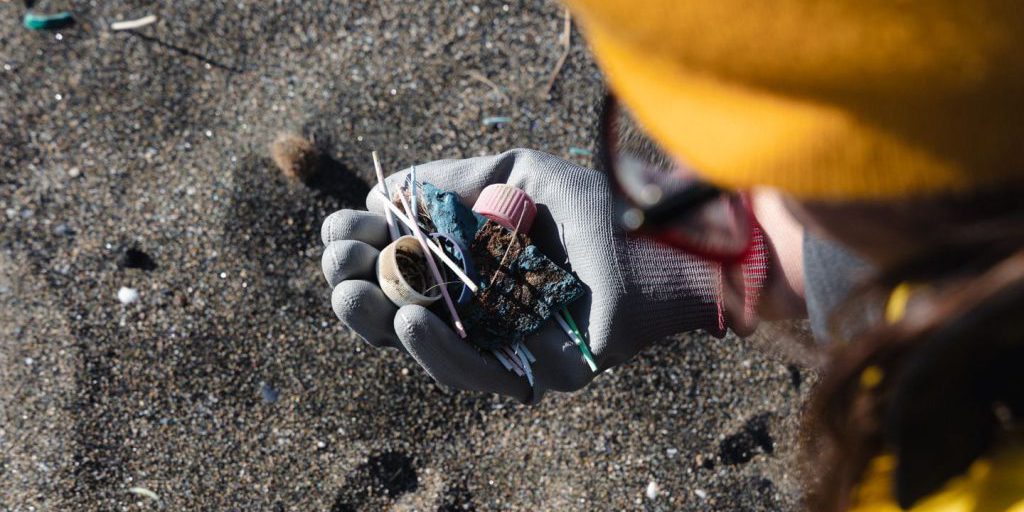 Legambiente: l'80% dei rifiuti nei parchi pubblici è plastica
