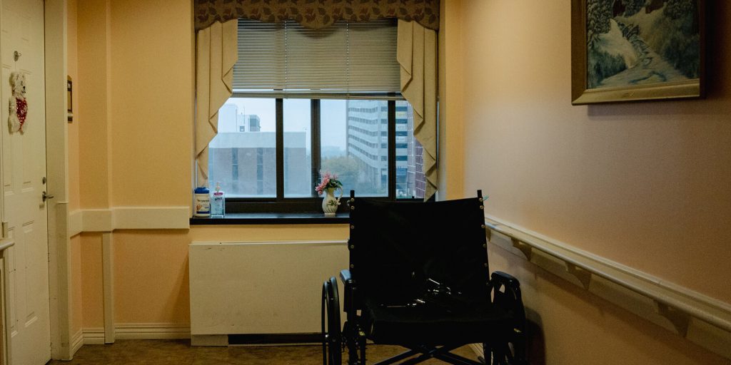 Trump revoca norma che garantiva più personale nelle case di riposo dopo donazioni politiche