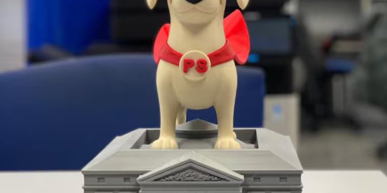 La Catalonia mette all'asta la figura del Perro Sanxe del presidente del Governo