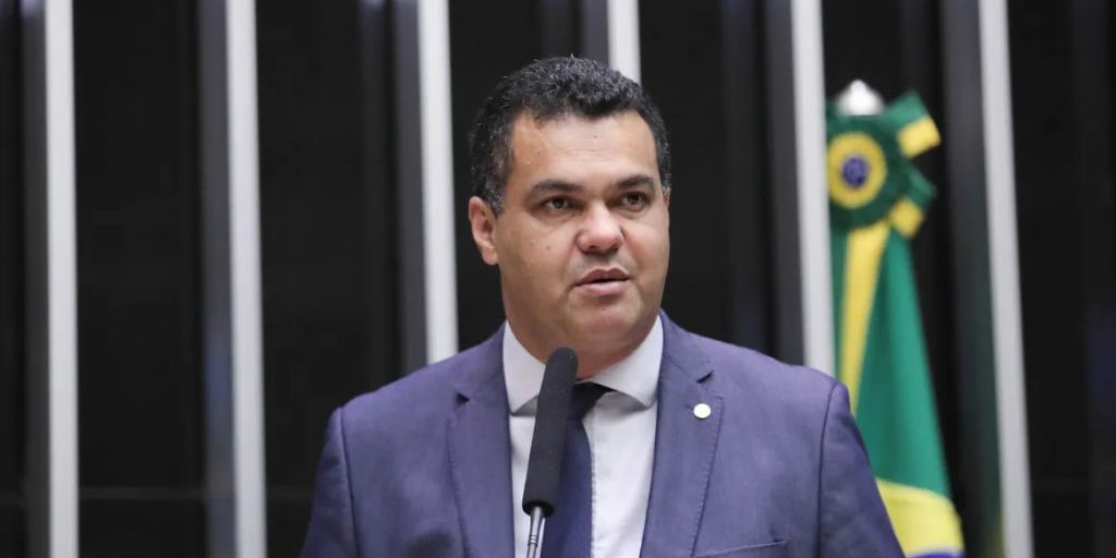 Il Senatore Angelo Coronel Critica la Proposta di Amnistia del Partito Liberale per Eccessi e Chiede Valutazione Individuale dei Casi 

Approfondimento
La proposta di amnistia del Partito Liberale, attualmente in discussione alla Camera dei Deputati, ha sollevato critiche da parte del senatore Angelo Coronel, che sostiene che la proposta presenta eccessi che devono essere corretti. Secondo Coronel, ogni caso deve essere valutato in modo individualizzato, considerando la gravità del crimine e le circostanze specifiche.

Possibili Conseguenze
Le possibili conseguenze di questo progetto di amnistia potrebbero essere significative, influenzando la giustizia e la sicurezza pubblica. Se approvato, il progetto potrebbe portare a una riduzione delle pene per coloro che hanno commesso gravi crimini, il che potrebbe essere percepito come un eccesso di indulgenza. È fondamentale valutare ogni caso in modo obiettivo per garantire che la giustizia sia fatta senza eccessi.

Opinione
La proposta di amnistia del Partito Liberale ha sollevato opinioni contrastanti. Alcuni sostengono che il progetto potrebbe essere un passo verso la giustizia e la riconciliazione, mentre altri lo considerano un eccesso di indulgenza. È importante considerare tutte le opinioni e valutare ogni caso in modo obiettivo, senza lasciarsi influenzare da pregiudizi o interessi personali.

Analisi Critica dei Fatti
È fondamentale analizzare criticamente i fatti e considerare tutte le informazioni disponibili prima di prendere una decisione. In questo caso, il progetto di amnistia presenta eccessi che devono essere corretti, e ogni caso deve essere valutato in modo individualizzato per garantire che la giustizia sia fatta senza eccessi. È importante considerare la gravità del crimine, le circostanze specifiche e le conseguenze potenziali del progetto.

Relazioni con altri fatti
Il progetto di amnistia è legato ad altri eventi e fatti, come la trama golpista e gli attacchi dell'8 gennaio. È importante considerare tutte le relazioni e le connessioni tra questi eventi per comprendere appieno la situazione. La trama golpista e gli attacchi dell'8 gennaio hanno avuto un impatto significativo sulla politica e sulla società brasiliana, e il progetto di amnistia potrebbe essere visto come un tentativo di rispondere a questi eventi.

Contesto storico
Il progetto di amnistia si inserisce in un contesto storico più ampio, che include la storia politica e sociale del Brasile. È importante considerare questo contesto per comprendere le motivazioni e le conseguenze del progetto di amnistia. La storia del Brasile è caratterizzata da periodi di instabilità politica e sociale, e il progetto di amnistia potrebbe essere visto come un tentativo di rispondere a questi problemi.

Fonti
La fonte di questo articolo è il sito RSS, che ha pubblicato l'articolo originale intitolato "Angelo Coronel critica excessos do projeto de anistia". Per ulteriori informazioni, si può visitare il sito RSS e leggere l'articolo originale.