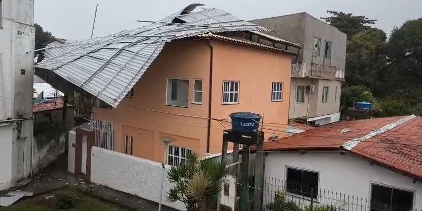 Pioggia torrenziale a Salvador: allagamenti, cadute di alberi e frane di terra nella capitale bahiana dopo tre giorni di pioggia continua 

Approfondimento
La città di Salvador è stata colpita da una serie di disastri naturali a causa della pioggia torrenziale che dura ormai da tre giorni. Gli allagamenti sono stati registrati in diversi quartieri, tra cui Pituba, Fazenda Coutos, Bairro da Paz, Itapuã, Uruguai, Jardim das Margaridas e Cajazeiras 11. Le strade sono state completamente sommerse, con le avenide Gal Costa e Assis Valente, a Cajazeiras, invase dall'acqua. Anche la città di Lauro de Freitas, nella Regione Metropolitana di Salvador, ha subito allagamenti, in particolare sull'Avenida Luiz Tarquínio.

Possibili Conseguenze
Le cadute di alberi sono state causate da raffiche di vento che hanno superato i 75 km/h. Almeno cinque alberi sono caduti in diversi luoghi, tra cui Ondina, dove un albero ha colpito un'auto e un palo dell'elettricità, e Pituba, dove c'è stata una caduta di albero e una mancanza di energia. Questi incidenti hanno messo in pericolo la sicurezza dei cittadini e hanno causato danni alle proprietà.

Opinione
La SEMAN ha lavorato per rimuovere gli alberi caduti e i rami dalle vie pubbliche, eseguendo 12 rimozioni di alberi caduti e 8 raccolte di rami caduti. Le squadre hanno anche eseguito la rimozione di 5 canne di bambù che erano cadute nel Bambuzal dell'Aeroporto. Tuttavia, è importante notare che la situazione potrebbe peggiorare se la pioggia continua, e quindi è fondamentale che i cittadini prendano misure di precauzione per garantire la loro sicurezza.

Analisi Critica dei Fatti
I disastri sono stati registrati in diversi quartieri della città, tra cui Fazenda Grande III, Mata Escura, São Marcos, Santa Cruz, Castelo Branco, Ondina, Bairro da Paz, Cabula, Nova Brasília, Cassange e Pirajá. A Novo Marotinho, una frana di terra ha minacciato di far crollare una residenza, costringendo due famiglie a lasciare le loro case. È chiaro che la pioggia torrenziale ha avuto un impatto significativo sulla città, e quindi è importante che le autorità prendano misure per aiutare le famiglie colpite e per prevenire ulteriori disastri.

Relazioni con altri fatti
Il destelhamento di case è stato causato dalla ventania, che ha colpito i quartieri di Castelo Branco, Bairro da Paz e Saboeiro. Sulla costa, i residenti hanno riferito di onde alte e di avanzamento del mare, in particolare a Gamboa de Baixo, dove l'acqua ha invaso il tradizionale Bar da Mônica. Questi eventi sono collegati alla pioggia torrenziale e ai venti forti che hanno colpito la città.

Contesto storico
La Protezione Civile (Codesal) ha registrato, fino alle 23:00, almeno 27 frane di terra, 18 destelhamenti, 11 crolli di muro, 51 minacce di crollo, 20 minacce di frana e 1 minaccia di caduta di palo. La previsione è di pioggia intensa fino a giovedì 23, con volumi di fino a 50 mm al giorno e venti di fino a 60 km/h. È importante che i cittadini siano consapevoli della situazione e prendano misure di precauzione per garantire la loro sicurezza.

Fonti
La fonte di questo articolo è il sito G1, che ha pubblicato l'articolo originale https://g1.globo.com/ba/bahia/noticia/2023/03/22/destelhamentos-e-cadute-de-arvores-marcam-3-dia-de-chuva-em-salvador.ghtml.