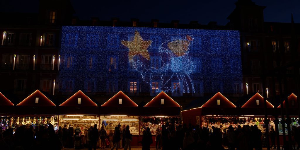 La Plaza Mayor di Madrid accende un nuovo spettacolo di luci natalizie