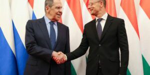 UE verso l'indipendenza energetica: stop al gas russo dal 2028, solo Ungheria e Slovacchia contrarie