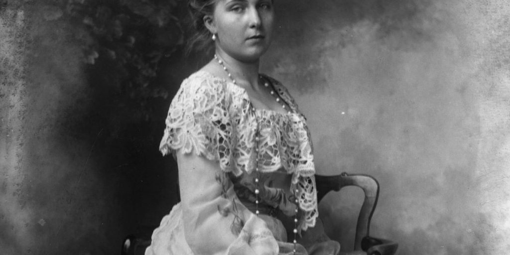 Rivalutazione della figura di Victoria Eugenia, regina consorte spagnola: vita tra tradizioni e sfide di genere