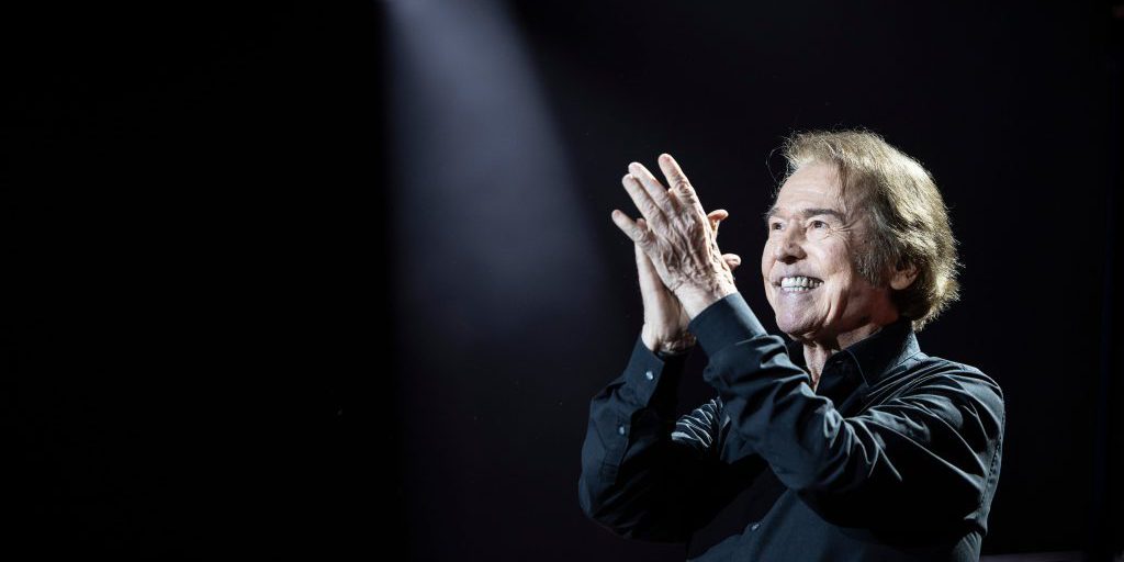 Raphael, 82 anni, continua a esibirsi in tour mondiale