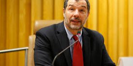 La Porta Girevole della Violenza Domestica: Come Rompere il Ciclo della Violenza e Costruire una Società più Sicura

Introduzione
Nelle aule di giustizia per la violenza domestica, un fenomeno inquietante si ripete: uomini che ritornano nel sistema, vittime che cercano nuovamente protezione, storie che sembrano circolari. Questo è ciò che viene comunemente chiamato "porta girevole" del sistema di giustizia: l'utente non riesce a staccarsi dalla porta che lo spinge nuovamente all'interno del tribunale, intrappolato nello stesso movimento che lo ha portato lì - un ciclo in cui il processo si conclude, ma la vita reale continua a girare nello stesso punto.

Approfondimento
Il processo formale si conclude, ma il conflitto persiste. Il ciclo si ripete perché il sistema agisce sull'episodio, non sul modello di comportamento che lo produce. Questo modello non nasce dal caso, ma viene trasmesso di generazione in generazione, come se fosse parte naturale dell'identità maschile. Fin da giovani, molti uomini imparano - attraverso parole o silenzi - che spetta a loro dominare: decidere, imporre, controllare. La forza, l'autorità e persino l'amore vengono misurati dalla capacità di comando.

Possibili Conseguenze
Quando lo Stato reagisce solo con la punizione, senza offrire percorsi di ri-educazione, il risultato è prevedibile: lo stesso uomo, con le stesse credenze ereditate, ritorna alla corte - con un'altra vittima, o con la stessa, più ferita e più scettica. L'ingranaggio delle porte girevoli non deriva solo dall'insufficienza di risorse o dalla lentezza istituzionale.

Opinione
Un sistema che misura il suo successo solo dal numero di processi giudicati assomiglia a un ristorante che si vanta della velocità con cui serve i piatti, anche se i suoi clienti escono denutriti. Ciò che alimenta il cittadino non è il dispaccio, ma il cambiamento che egli vive.

Analisi Critica dei Fatti
Superare le porte girevoli richiede di spostare l'attenzione dalla punizione alla ri-educazione. Significa riconoscere che il vero accesso alla giustizia consiste nell'accesso a una soluzione efficace - quella che interrompe il ciclo della violenza e sviluppa competenze relazionali nei suoi partecipanti.

Relazioni con altri fatti
Ciò implica anche capacità di far comprendere all'aggressore cosa sostiene il suo comportamento, e alla vittima di riconoscere i suoi limiti e ricostruire la sua autonomia. Non si tratta di indulgenza, ma di efficacia: senza trasformazione, non c'è prevenzione; senza prevenzione, non c'è pace.

Contesto storico
Le aule di giustizia per la violenza domestica sono, in questo senso, più che spazi di giudizio - sono territori pedagogici dello Stato. Ogni decisione dovrebbe contenere, oltre alla risposta giuridica, un gesto educativo: l'invio a programmi riflessivi, lo stimolo all'autocritica, l'apprendimento di come si conquista il rispetto in casa attraverso servizi e non per paura.

Fonti
Il concetto sviluppato da Mark Moore, dell'Università di Harvard, ci aiuta a comprendere questo: il valore di un'istituzione pubblica non si misura dalla sua produttività, ma dalla sua capacità di produrre risultati sostanziali per la società. Il successo di un'aula di giustizia per la violenza domestica non risiede nella quantità di misure protettive emesse, ma nella riduzione dei casi che ritornano; non sta nelle statistiche di condanna, ma nelle relazioni che smettono di essere violente perché qualcuno ha imparato ad amare senza dominare e, con ciò, a essere rispettato e non temuto.
Fonte: Folha de S.Paulo