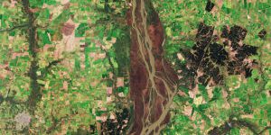 Satelliti per un futuro più verde: come la tecnologia spaziale aiuta a ridurre le emissioni di gas serra nel settore del bestiame

Introduzione
Il progetto Time2Graze utilizzerà i dati dei satelliti Sentinel-2 per monitorare la biomassa dei pascoli e supportare gli agricoltori e i gestori del territorio nelle decisioni relative alla gestione del pascolo, all'allocazione delle risorse e all'uso sostenibile del suolo.
Da migliaia di anni, l'uomo osserva il cielo per orientarsi - le costellazioni come il Toro e le Pleiadi segnalavano il cambiamento delle stagioni e i momenti migliori per piantare, raccogliere e spostare gli animali.
Oggi, potremmo presto rivolgerci nuovamente al cielo, ma questa volta ai satelliti che rivelano in tempo reale quando e dove le erbe sono più nutrienti e digeribili. Nutrire il bestiame in questi momenti di picco non solo aumenta la crescita, ma riduce anche il metano, poiché gli animali rilasciano più metano durante la digestione, un processo noto come fermentazione enterica.

Approfondimento
A livello globale, la fermentazione enterica da parte del bestiame rappresenta quasi un terzo delle emissioni di metano generate dalle attività umane. Ciò è importante perché il metano ha un potere di trappola del calore 86 volte superiore a quello del CO2 nel corso di un periodo di 20 anni; tuttavia, si decompone molto più rapidamente. Ciò significa che la riduzione del metano è uno dei modi più rapidi per rallentare il tasso di aumento della temperatura globale.

Possibili Conseguenze
Una gestione più intelligente del pascolo rappresenta un'opportunità significativa. Gli agricoltori già ruotano le mandrie in modo che i pascoli possano recuperare, ma spesso si affidano al caso. Quando il bestiame pascola erbe più giovani e digeribili, produce meno metano per unità di latte o carne. Tuttavia, in molte regioni, le fattorie catturano solo il 40-60% del potenziale dei pascoli. Sbloccare questo potenziale migliorerebbe la produttività e ridurrebbe le emissioni.

Opinione
Due terzi di tutte le terre agricole nel mondo sono dedicate al pascolo del bestiame, quindi anche piccoli guadagni di efficienza possono avere un grande impatto. Un miglioramento del 10% della digeribilità del foraggio, ad esempio, può ridurre le emissioni di metano per unità di foraggio o prodotto del 12-20%.

Analisi Critica dei Fatti
La chiusura del divario di produttività dei pascoli ottimizzando il pascolo non solo ridurrebbe significativamente le emissioni di metano, ma migliorerebbe anche i mezzi di sussistenza degli allevatori di bestiame, poiché aumenti della produttività del bestiame si traducono in più latte e più carne per animale.

Relazioni con altri fatti
Il progetto Time2Graze, finanziato dal Global Methane Hub e in partnership con il Land &amp; Carbon Lab, applicherà i dati dei satelliti Sentinel-2 e la modellazione per monitorare la biomassa dei pascoli. Questi dati in tempo reale, combinati con le osservazioni dei rancher e gli strumenti di supporto alle decisioni digitali, forniranno informazioni importanti per gli agricoltori e i gestori del territorio, aiutandoli a prendere decisioni informate sulla gestione del pascolo, l'allocazione delle risorse e l'uso sostenibile del suolo.

Contesto storico
Le innovazioni nella monitorazione dei pascoli e del foraggio basate sui satelliti stanno emergendo come strumenti potenti per ridurre il metano e migliorare la produttività. I governi, le istituzioni finanziarie per il clima e le banche di sviluppo dovrebbero dare priorità e ampliare il sostegno a queste soluzioni per accelerare il loro impatto nel settore del bestiame.

Fonti
Fonte: IPS News - Eyes in the Sky: How Satellites Are Helping to Reduce Emissions from Livestock