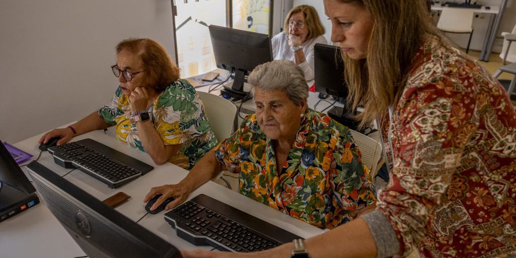 I boomers si rafforzano contro l'ageismo digitale