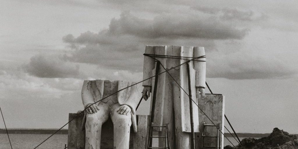 Fotografia di Sibylle Bergemann: la statua di Friedrich Engels sospesa a Berlino durante l'installazione del Marx‑Engels Forum