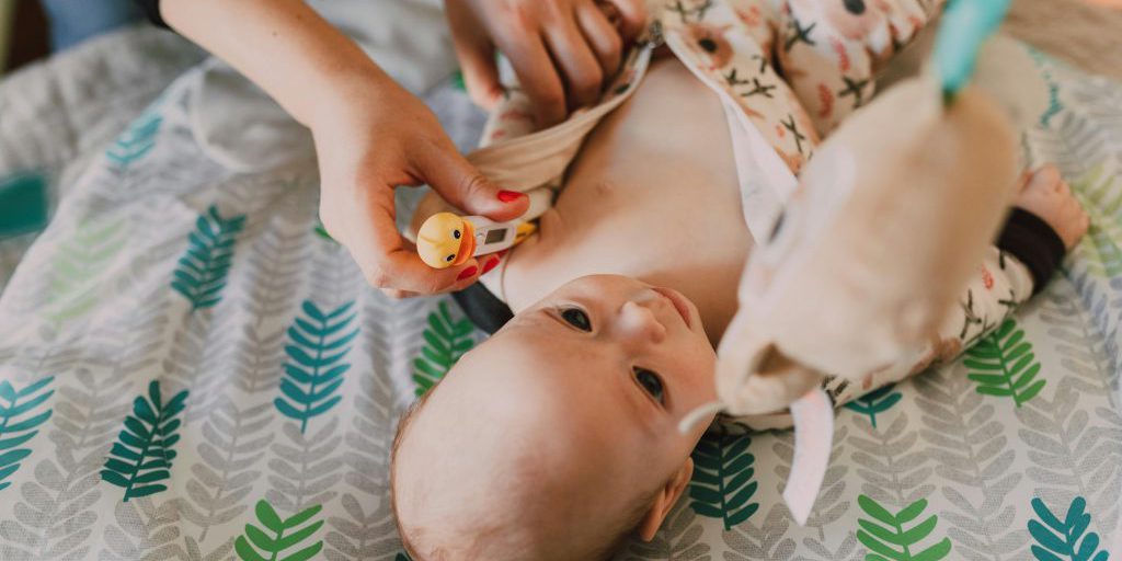 Incontro di eccellenza a Salvador: il Bahia Meeting celebra l'integrazione tra salute, innovazione, economia e sostenibilità 

Approfondimento
L'integrazione tra tecnologia, pratica medica e responsabilità ambientale è stato il punto centrale del Bahia Meeting Saúde, realizzato mercoledì 22 nel Bistrot Trapiche Adega, a Salvador. Promosso dal Grupo A TARDE e dal portale Anota Bahia, l'incontro ha riunito medici, imprenditori e gestori per discutere il tema "Saúde integrada: il desafio di unire medicina, benessere e sostenibilità". La mediazione è stata condotta dal giornalista Vitor Evangelista, fondatore di Espresso News, e dalla scienziata e ricercatrice Dra. Jaqueline Goes, riconosciuta per il suo lavoro nel sequenziamento genetico del coronavirus.

Possibili Conseguenze
Il direttore del contenuto di Anota Bahia, Tamyr Mota, ha sottolineato lo scopo di ampliare i dibattiti e promuovere temi che dialoghino con l'intera società. "Il Bahia Meeting è nato con l'idea di diversificare il contenuto che sia interessante per l'intera società. Abbiamo già fatto un'edizione di agronegozio, un'edizione di sostenibilità e questa è la seconda edizione di salute che abbiamo fatto. È stato uno dei temi che ha avuto più adesione, perché le persone hanno molta curiosità di capire quale sia il cammino che la salute sta prendendo", ha affermato.

Opinione
Tamyr ha anche sottolineato l'impatto della tecnologia e dell'intelligenza artificiale nel settore medico, oltre all'importanza di mantenere l'evento come uno spazio di dialogo tra diversi settori. "La domanda che esiste a Salvador, nella Bahia, di aziende che coinvolgono la salute, di gestori, leader, CEO, rappresentanti di associazioni, oltre ai medici stessi, è così grande, sono così avidi di questo contenuto che abbiamo detto: 'facciamo una seconda edizione focalizzata sulla salute'", ha completato.

Analisi Critica dei Fatti
Il presidente del Consiglio Regionale di Medicina dello Stato della Bahia (CREMEB), Otávio Marambaia, ha portato riflessioni sul ruolo dell'etica nella pratica medica e la sua relazione diretta con la sostenibilità del sistema di salute. "Il Consiglio Regionale di Medicina è il guardiano dell'etica medica. E fin dai primordi, l'etica è ciò che regola la relazione del medico con il paziente, del medico con la società. [...] Io direi che il medico etico è più economico, perché cerca di non fare del male, di fare del bene, di rispettare l'autonomia del paziente. E immaginate un medico etico che non farà un'operazione non necessaria, quindi, facendo ciò, diventa un trattamento più economico, più accessibile. E spendere meno risorse significa mantenere la sostenibilità", ha spiegato.

Relazioni con altri fatti
La gestrice della Sabin Medicina e Salute, Agnaluce Moreira, ha sottolineato il ruolo trasformativo dell'intelligenza artificiale (IA) nella integrazione tra medicina, benessere e sostenibilità. L'esecutiva ha spiegato che l'uso dell'IA non deve allontanare il lato umano dell'assistenza, ma potenziarlo. "Ogni volta che parliamo di innovazione, di intelligenza artificiale, parliamo di più dell'umano, parliamo di più delle persone. Oggi nel Sabin utilizziamo già l'intelligenza artificiale fin dalla parte dell'assistenza per migliorare. Quei chatbot che avevate nelle assistenze, che erano noiosi e ripetitivi, oggi l'intelligenza artificiale li fa molto bene, portando un'assistenza più umanizzata", ha affermato.

Contesto storico
Il Bahia Meeting Saúde si è svolto nel contesto di una crescente consapevolezza dell'importanza della salute e della sostenibilità nella società. L'evento ha riunito esperti e leader del settore per discutere le sfide e le opportunità nel campo della salute e della sostenibilità.

Fonti
Fonte: A TARDE
