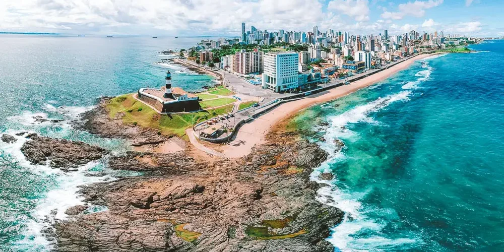 Fine settimana lungo a Salvador: scopri le migliori opzioni per goderti il tempo libero nella città brasiliana

Approfondimento
La città di Salvador offre una vasta gamma di attività e luoghi da visitare, dalla cultura e dalla storia alle spiagge e ai parchi. Ecco alcune delle opzioni più interessanti:

Cultura e Storia
Il Museo d'Arte Moderna (MAM) è un luogo da non perdere, con le sue mostre di arte contemporanea e gli eventi culturali. La Chiesa e il Convento di São Francisco sono un esempio di architettura barocca e di ricca storia. L'Elevador Lacerda è un ascensore storico che collega la Città Alta alla Città Bassa.

Parchi e Spiagge
La costa di Salvador offre circa 64 km di estensione, con spiagge che offrono svago gratuito all'aperto. Il Parco della Città Joventino Silva è considerato uno dei più centrali e offre attività come camminata, corsa, ciclismo, skate, picnic e yoga. Il Parco dei Venti è un luogo ideale per gli sport vari, come skate, parkour, slackline, volley da spiaggia e rapel.

Noite e Música
Il quartiere di Rio Vermelho è un luogo bohemio, noto per i suoi bar, la musica live e la gastronomia. La Praça da Dinha è famosa per l'acarajé e offre una varietà di bar e ristoranti con tavoli all'aperto. Il bar A Toca do Baiacú è uno dei più noti e offre un'atmosfera animata.

Possibili Conseguenze
Il fine settimana lungo potrebbe avere un impatto positivo sull'economia locale, grazie all'aumento del turismo e della spesa dei visitatori. Inoltre, potrebbe anche avere un effetto benefico sulla salute e il benessere dei lavoratori, che potranno godersi un periodo di riposo e relax.

Opinione
Il fine settimana lungo a Salvador è un'ottima occasione per scoprire la città e godersi il tempo libero. Con una vasta gamma di attività e luoghi da visitare, ci sono opzioni per tutti i gusti e le preferenze.

Analisi Critica dei Fatti
La decisione di anticipare il fine settimana lungo potrebbe avere un impatto positivo sull'economia locale e sulla salute dei lavoratori. Tuttavia, è importante considerare anche gli eventuali impatti negativi, come l'aumento del traffico e della congestione nelle strade.

Relazioni con altri fatti
Il fine settimana lungo a Salvador è parte di una tendenza più ampia di promozione del turismo e della cultura nella città. Inoltre, potrebbe anche essere collegato ad altri eventi e festival che si svolgono nella città durante l'anno.

Contesto storico
La città di Salvador ha una ricca storia e cultura, che risale ai tempi coloniali. La città è stata un importante centro commerciale e culturale nel Brasile coloniale e ha mantenuto la sua importanza anche dopo l'indipendenza del paese.

Fonti
Il Portale A TARDE è una fonte di informazione locale che offre notizie e consigli su eventi e attività nella città di Salvador. Per ulteriori informazioni, si può visitare il sito web del Portale A TARDE all'indirizzo https://www.atarde.uol.com.br/. La fonte originale dell'articolo è il Portale A TARDE, disponibile al link https://www.atarde.uol.com.br/.