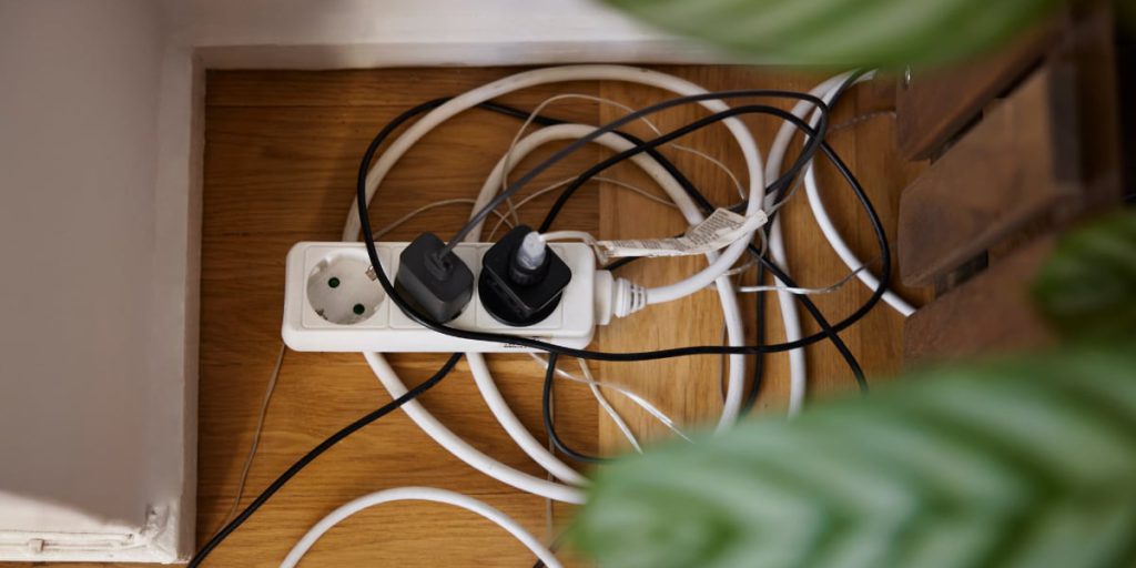 Caricatore compatto: collega fino a sette dispositivi contemporaneamente e occupa meno spazio