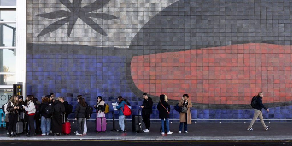 Miró: il murale dell'aeroporto di Barcellona in pericolo per escrementi e umidità, la cultura intende proteggerlo
