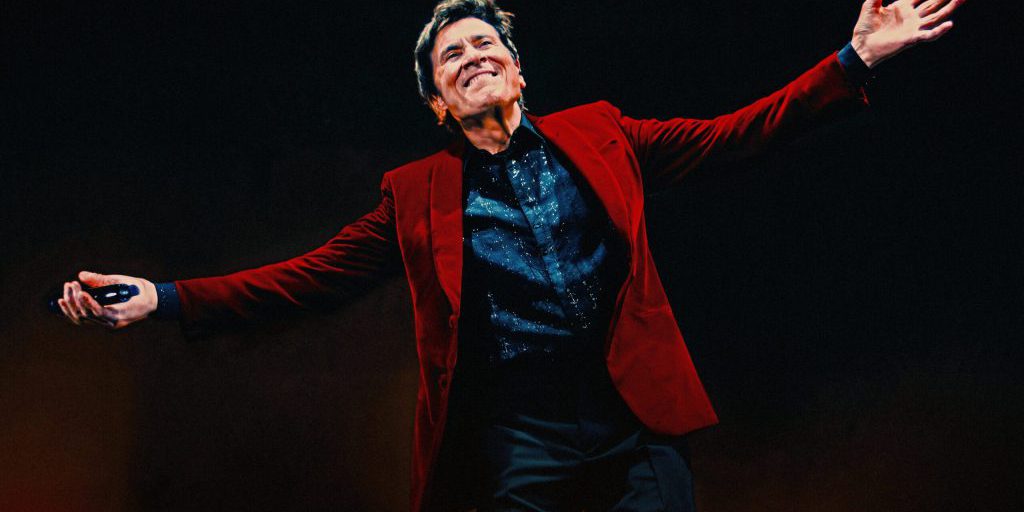 Gianni Morandi annuncia il tour 'C'era un ragazzo 2026' per celebrare 60 anni di carriera con 10 date nei principali palasport italiani