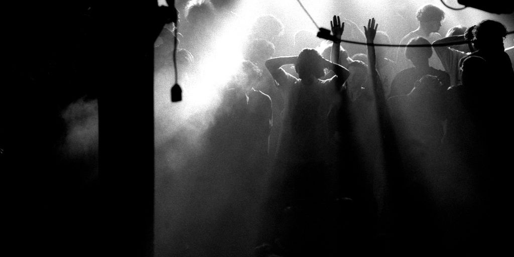 Il mistero culturale della rave: utopia di ballo o resistenza