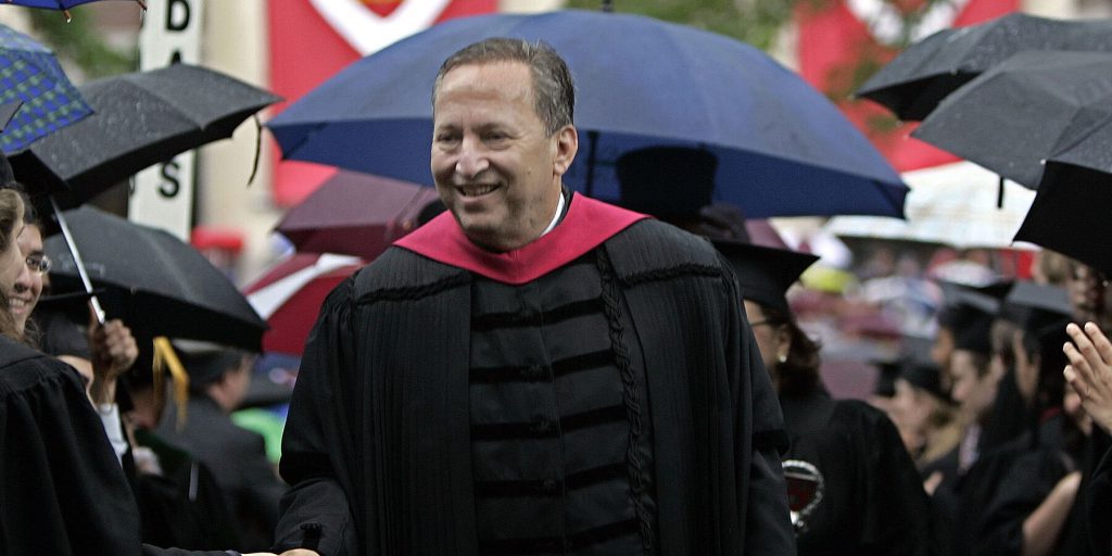 Larry Summers interrompe le lezioni a Harvard mentre l'università indaga sui suoi legami con Epstein