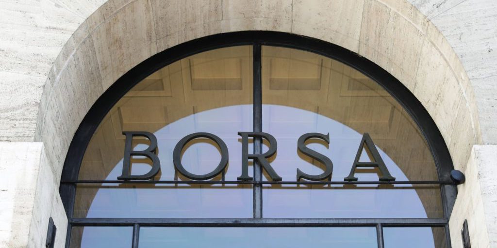 Mercato degli Smart Glasses in Rapida Crescita: EssilorLuxottica Punta a 10 Milioni di Paia Entro il 2026