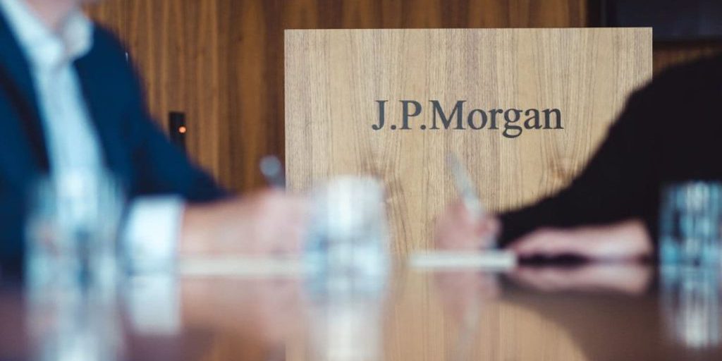 La Diversificazione degli Investimenti: Una Strategia Fondamentale per la Gestione del Rischio e la Massimizzazione dei Ritorni 

Introduzione
La diversificazione rappresenta una condizione fondamentale in finanza, caratterizzata da una valenza positiva in quanto consente di ridurre e controbilanciare i rischi. Tuttavia, la sua realizzazione si rivela spesso difficile, soprattutto quando si tratta di gestire portafogli complessi e variati.

Il Ruolo della Diversificazione
La diversificazione gioca un ruolo cruciale nel ridurre l'esposizione al rischio credito, permettendo agli investitori di distribuire i loro investimenti su diverse classi di attività, settori e geografie. Ciò aiuta a mitigare gli effetti negativi di eventuali perdite in una specifica area, grazie ai guadagni generati da altre aree più performanti.

Approfondimento
JP Morgan, uno dei principali istituti finanziari a livello globale, ha fatto della diversificazione il suo motore principale. Attraverso una strategia di investimento diversificata, l'istituto cerca di minimizzare i rischi e massimizzare i ritorni per i suoi clienti. Ciò include l'investimento in una vasta gamma di strumenti finanziari, dal debito alle azioni, e la copertura di vari settori e mercati.

Possibili Conseguenze
La mancata diversificazione del portafoglio può portare a conseguenze negative, come una maggiore esposizione al rischio di perdita. Al contrario, una strategia di diversificazione ben pianificata può aiutare a proteggere gli investimenti e a generare ritorni più stabili nel tempo. È fondamentale, quindi, che gli investitori comprendano l'importanza della diversificazione e la implementino nella loro strategia di investimento.

Opinione
La diversificazione è una strategia di investimento fondamentale per qualsiasi portafoglio. Gli investitori dovrebbero considerare attentamente la loro esposizione al rischio e cercare di bilanciarla attraverso una diversificazione adeguata. Ciò richiede una comprensione approfondita dei mercati e degli strumenti finanziari disponibili, nonché la capacità di adattarsi alle condizioni di mercato in continua evoluzione.

Analisi Critica dei Fatti
L'analisi critica dei fatti relativi alla diversificazione e al rischio credito rivela l'importanza di una gestione oculata del portafoglio. Gli investitori dovrebbero essere consapevoli dei rischi potenziali associati a ciascun investimento e adottare misure per mitigarli. La diversificazione rappresenta uno strumento efficace per raggiungere questo obiettivo, ma richiede una pianificazione e un monitoraggio costanti.

Relazioni con altri Fatti
La diversificazione è strettamente legata ad altri concetti finanziari, come la gestione del rischio e la pianificazione degli investimenti. Gli investitori che comprendono l'importanza della diversificazione sono più propensi a prendere decisioni informate e a gestire i loro portafogli in modo efficace. Inoltre, la diversificazione può aiutare a ridurre l'impatto di eventi di mercato avversi, contribuendo a una maggiore stabilità finanziaria.

Contesto Storico
La diversificazione ha una lunga storia nella finanza, con esempi di strategie di diversificazione risalenti a molti anni fa. Tuttavia, la sua importanza è aumentata notevolmente negli ultimi decenni, a causa dell'aumento della complessità dei mercati finanziari e della crescente consapevolezza dei rischi associati agli investimenti. Oggi, la diversificazione è considerata una delle strategie di investimento più efficaci per gestire i rischi e massimizzare i ritorni.

Fonti
Il presente articolo si basa su informazioni disponibili pubblicamente e su fonti finanziarie attendibili. Per ulteriori informazioni, si consiglia di visitare il sito web di JP Morgan o di consultare altre fonti finanziarie riconosciute. 
Fonte: https://www.jpmorgan.com/