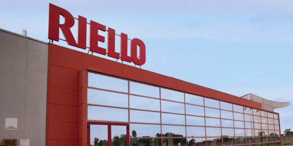 Riello in vendita: Ariston e big cinesi si muovono per l'acquisto del gruppo italiano delle caldaie 

Approfondimento
Riello è un'azienda leader nel settore delle caldaie e della termotecnica, con una lunga storia e una solida presenza sul mercato italiano e internazionale. La sua possibile vendita rappresenta un'opportunità strategica per le grandi multinazionali che operano nel settore.

Possibili Conseguenze
La vendita di Riello potrebbe avere importanti conseguenze per il mercato delle caldaie e della termotecnica, sia a livello nazionale che internazionale. Potrebbe portare a una riduzione della concorrenza e a un aumento della concentrazione del mercato, con possibili ripercussioni sui prezzi e sulla qualità dei prodotti.

Opinione
La notizia della possibile vendita di Riello ha sollevato interesse e attenzione nel settore, con molti osservatori che si chiedono chi sarà il nuovo proprietario dell'azienda e come questo cambierà il mercato.

Analisi Critica dei Fatti
La decisione di vendere Riello è probabilmente legata a fattori strategici e finanziari, come la necessità di ristrutturare il debito o di aumentare la competitività sul mercato. Tuttavia, è importante considerare anche le possibili conseguenze negative per i dipendenti e per la comunità locale.

Relazioni con altri fatti
La possibile vendita di Riello si inserisce in un contesto più ampio di consolidamento del settore delle caldaie e della termotecnica, con altre aziende che hanno già effettuato operazioni di mergers e acquisizioni negli ultimi anni.

Contesto storico
Riello ha una lunga storia che risale a molti anni fa, con una tradizione di innovazione e di qualità nel settore delle caldaie e della termotecnica. La sua possibile vendita rappresenta un cambiamento significativo per l'azienda e per il settore.

Fonti
La notizia della possibile vendita di Riello è stata riportata da diverse fonti, tra cui Il Sole 24 Ore e la Repubblica. Per maggiori informazioni, si consiglia di visitare il sito web ufficiale di Riello o di contattare direttamente l'azienda.