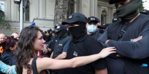 Leggi sugli agenti stranieri: la strategia globale per soffocare la società civile