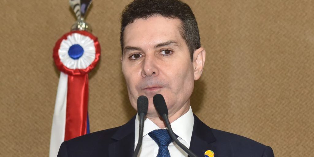 Il presidente Lula da Silva si ritira dopo una dichiarazione controversa sugli utenti e i trafficanti di droga 

Approfondimento
Il presidente Luiz Inácio Lula da Silva, dopo una dichiarazione polemica durante una conferenza stampa a Giacarta, in Indonesia, ha cercato di redimersi pubblicando un messaggio sul social network X, affermando che la sua posizione è chiara contro i trafficanti e il crimine organizzato. Ha poi sottolineato le misure del governo per combattere il crimine organizzato.

Possibili Conseguenze
La dichiarazione di Lula ha avuto un impatto negativo e sta essere criticata da parlamentari dell'opposizione al governo. La sua affermazione potrebbe avere conseguenze sulla sua immagine pubblica e sulla sua capacità di affrontare il problema della droga e del crimine organizzato.

Opinione
La dichiarazione di Lula ha sollevato molte critiche e ha messo in discussione la sua strategia per affrontare il problema della droga e del crimine organizzato. È importante che il governo adotti un approccio più efficace e coerente per combattere il crimine organizzato e proteggere i cittadini.

Analisi Critica dei Fatti
La dichiarazione di Lula ha messo in luce la complessità del problema della droga e del crimine organizzato. È importante che il governo adotti un approccio più olistico e che coinvolga tutti gli attori coinvolti, compresi gli utenti, i trafficanti e le autorità.

Relazioni con altri fatti
La dichiarazione di Lula si inserisce nel contesto di una più ampia discussione sulla politica di droga e di sicurezza pubblica in Brasile e negli Stati Uniti. È importante che i leader politici adottino un approccio più coerente e efficace per affrontare questi problemi.

Contesto storico
La lotta contro il crimine organizzato e il traffico di droga è un problema storico in Brasile e negli Stati Uniti. È importante che i leader politici imparino dalle esperienze del passato e adottino un approccio più efficace e coerente per affrontare questi problemi.

Fonti
La fonte di questo articolo è il sito RSS, che ha pubblicato l'articolo originale con il titolo "Lula se retrata após declaração polêmica sobre usuários e traficantes".