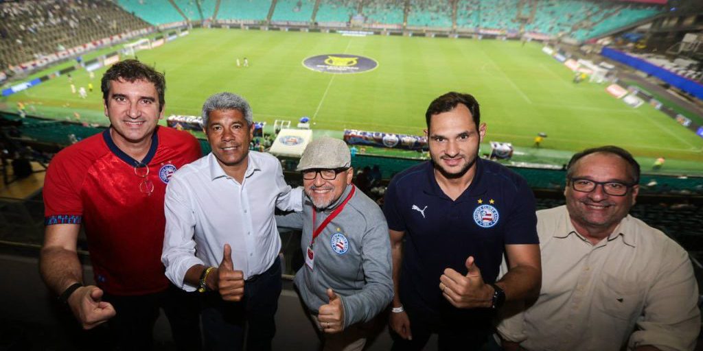 São Paulo contro Bahia: sfida cruciale per la classifica del Brasileirão 

Approfondimento
La partita tra São Paulo e Bahia sarà trasmessa in televisione a pagamento da SporTV e in pay-per-view da Premiere. Il São Paulo ha 15 giocatori della base che stanno allenandosi per affrontare il Bahia, a causa di una serie di assenze che il team sta affrontando. Calleri, Rafael Tolói, Cédric Soares e Ferraresi non saranno disponibili per il club, i primi tre a causa di infortuni e l'ultimo a causa di squalifica.
Il Bahia, invece, continua a gestire la stessa lista di giocatori infortunati di prima, con Caio Alexandre che si sta curando un infortunio alla coscia, Erick Pulga in transizione fisica e Éverton Ribeiro in recupero dopo l'operazione di rimozione del cancro alla tiroide.

Possibili Conseguenze
La vittoria del Bahia potrebbe avere un impatto significativo sulla classifica, portando la squadra più vicina alla qualificazione diretta per la Libertadores. Allo stesso tempo, una sconfitta del São Paulo potrebbe compromettere la sua posizione nella classifica e rendere più difficile la sua qualificazione per le competizioni internazionali.

Opinione
La partita tra São Paulo e Bahia è fondamentale per entrambe le squadre, che cercano di raggiungere i loro obiettivi nella classifica. Il Bahia deve continuare a vincere per mantenere la sua posizione nel G-4, mentre il São Paulo deve cercare di tornare alla vittoria per non perdere terreno nella classifica.

Analisi Critica dei Fatti
La situazione del São Paulo è critica, con tre sconfitte consecutive che hanno compromesso la sua posizione nella classifica. Il team deve trovare una soluzione per tornare alla vittoria e mantenere la sua posizione nella classifica. Il Bahia, invece, è in una buona posizione per raggiungere la qualificazione diretta per la Libertadores, ma deve continuare a vincere per mantenere la sua posizione nel G-4.

Relazioni con altri fatti
La partita tra São Paulo e Bahia è solo una delle tante partite che si giocano nella 30ª giornata del Brasileirão. La classifica è molto stretta e ogni partita è fondamentale per le squadre che cercano di raggiungere i loro obiettivi.

Contesto storico
Il São Paulo e il Bahia hanno una lunga storia di incontri, con il São Paulo che ha vinto la maggior parte delle partite. Tuttavia, il Bahia ha sempre dato filo da torcere al São Paulo e questa partita non dovrebbe essere diversa.

Fonti
La fonte di questo articolo è UOL. La partita sarà trasmessa in televisione a pagamento da SporTV e in pay-per-view da Premiere.