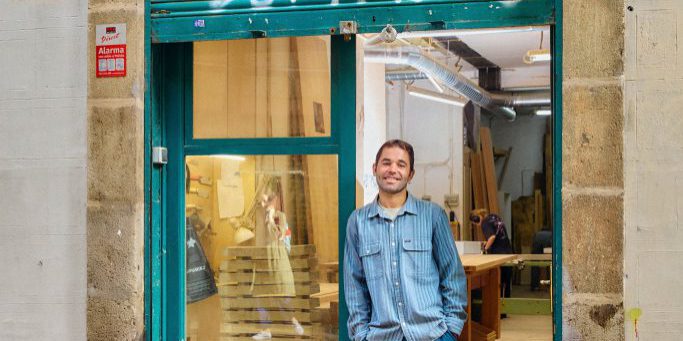 Mike Hausmann: da ingegnere a falegname, il suo laboratorio a Barcellona attira economisti e avvocati in cerca di un nuovo percorso